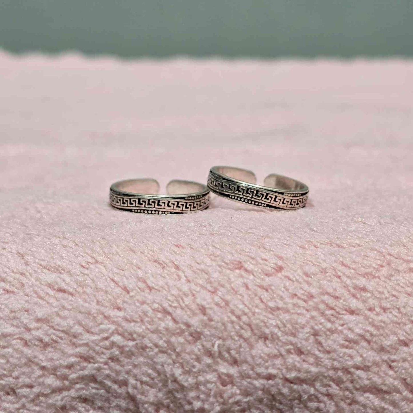 Silver Key Pattern Toe Ring