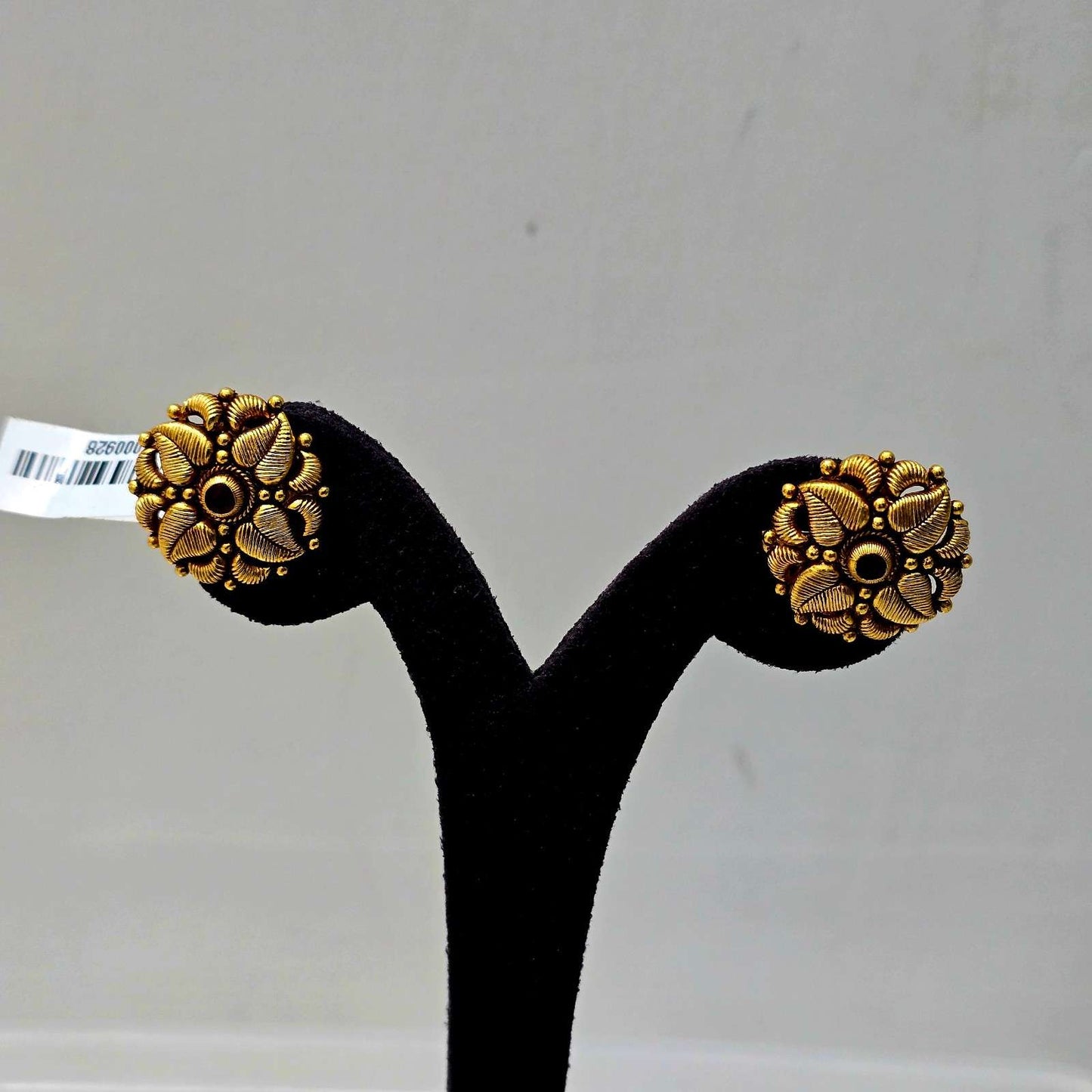 Pallavi Studs