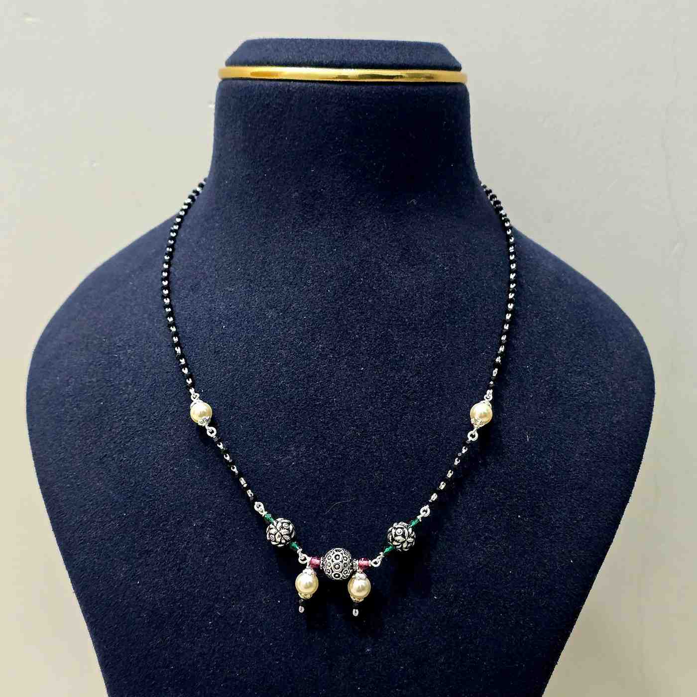 Nirva Black Beads