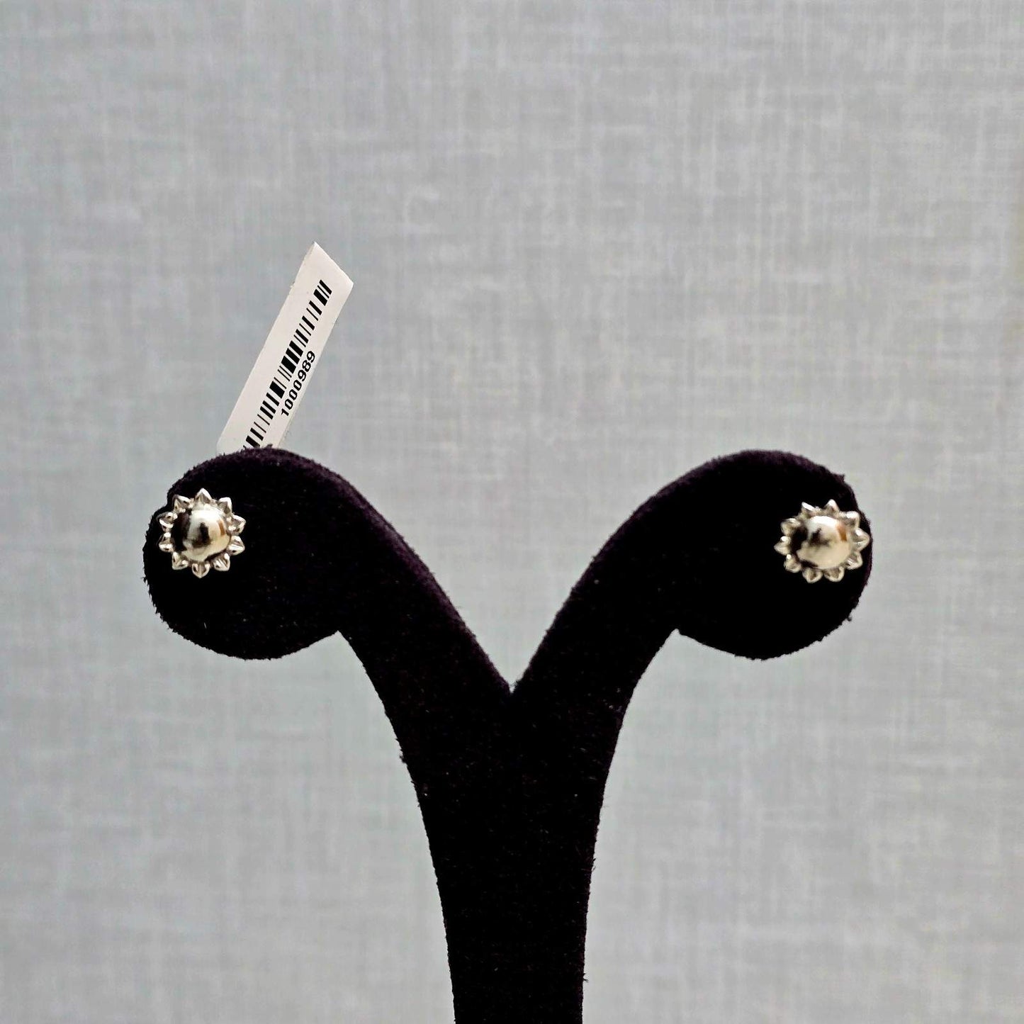 Kritika Studs