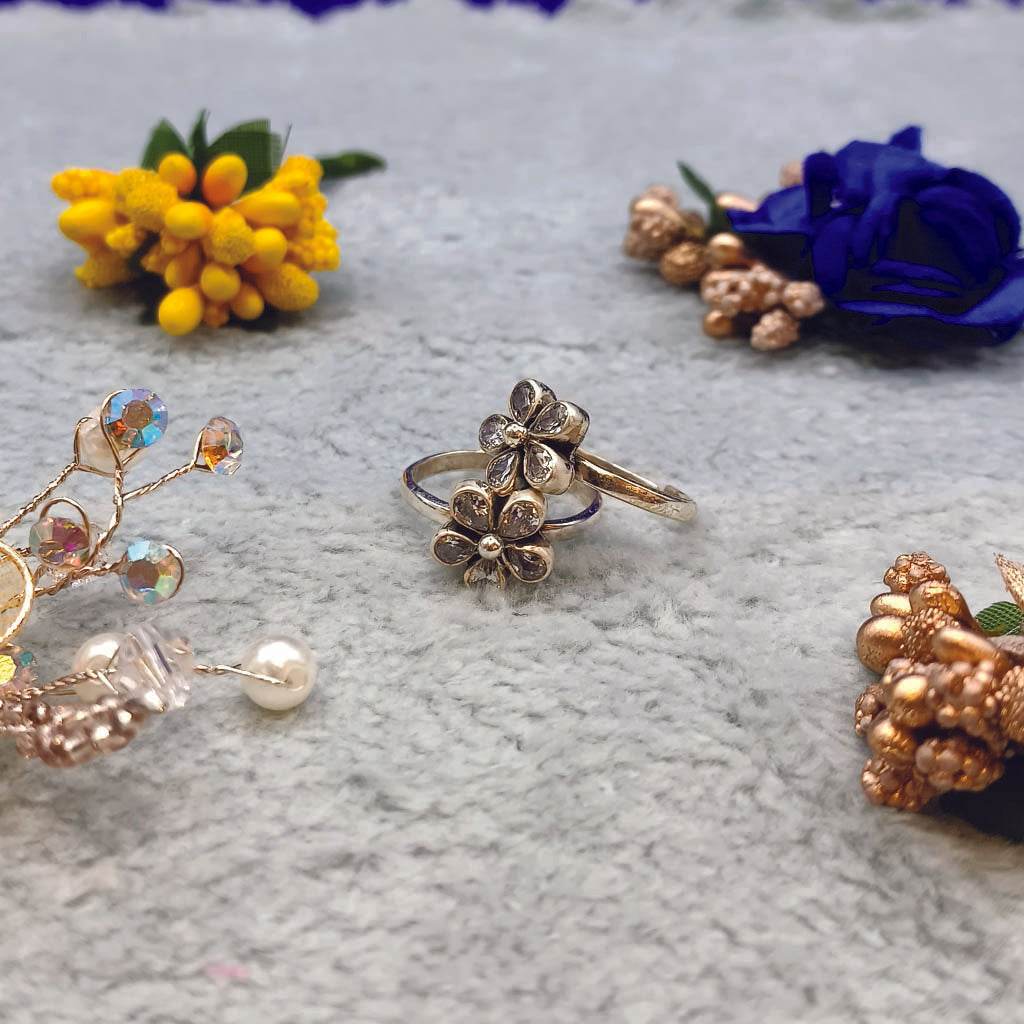 White Flower Toerings - Mayuri Silver House